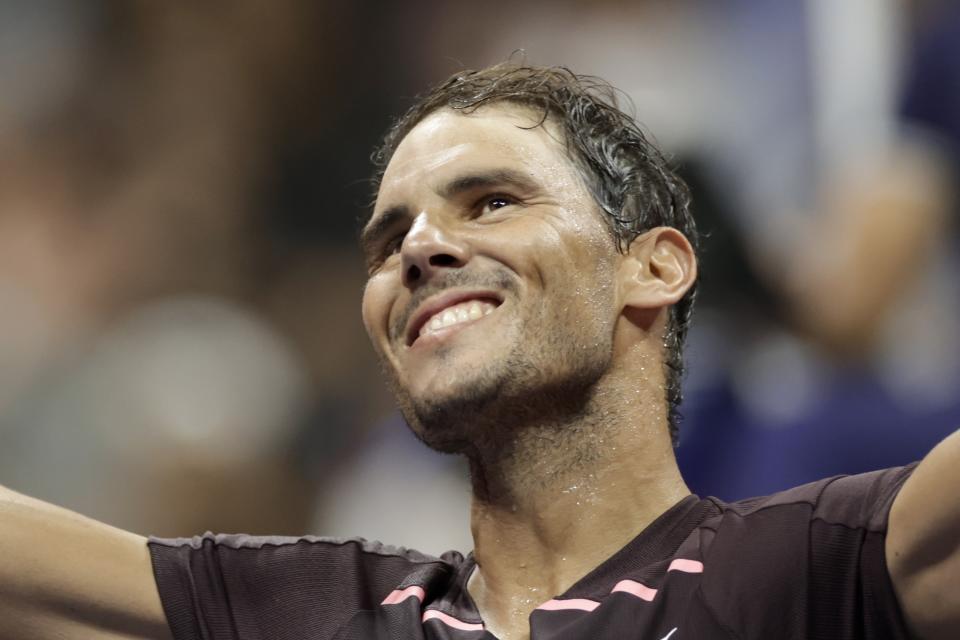 El español Rafael Nadal festeja su victoria sobre el francés Richard Gasquet, en la tercera ronda del US Open, el sábado 3 de septiembre de 2022 (AP Foto/Adam Hunger)