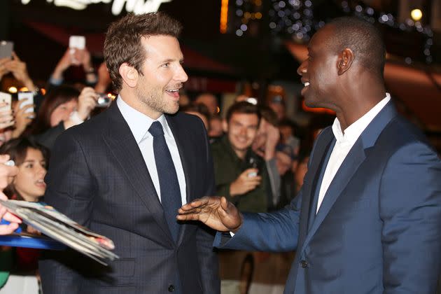 Bradley Cooper (à gauche) et Omar Sy ici en photo le 28 octobre 2015 à Londres au Royaume-Uni. (Photo: Dave J Hogan via Getty Images)