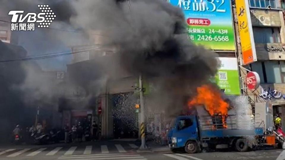 火勢相當猛烈。（圖／TVBS）