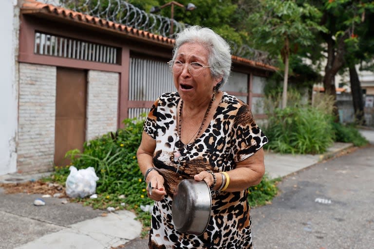 Una mujer golpea una cacerola en una manifestación luego de los resultados de las elecciones presidenciales este lunes, en Caracas.