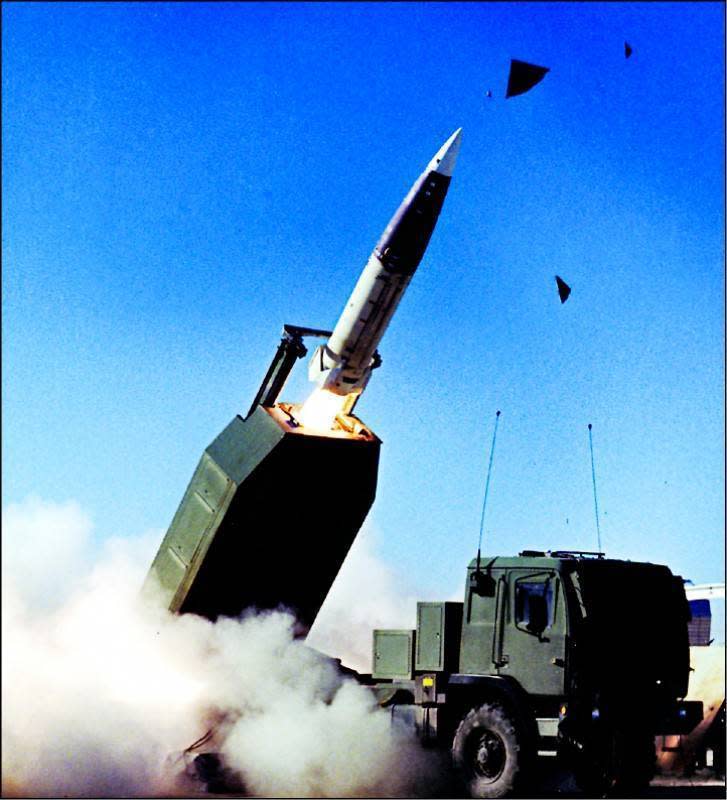 俄國指控，烏克蘭濫用美援的「海馬斯」（HIMARS）的 M142 高機動性多管火箭系統，對頓內茨克的一監獄砲擊，導致數十名烏克蘭戰俘傷亡。   圖：翻攝美國陸軍官網（資料照）