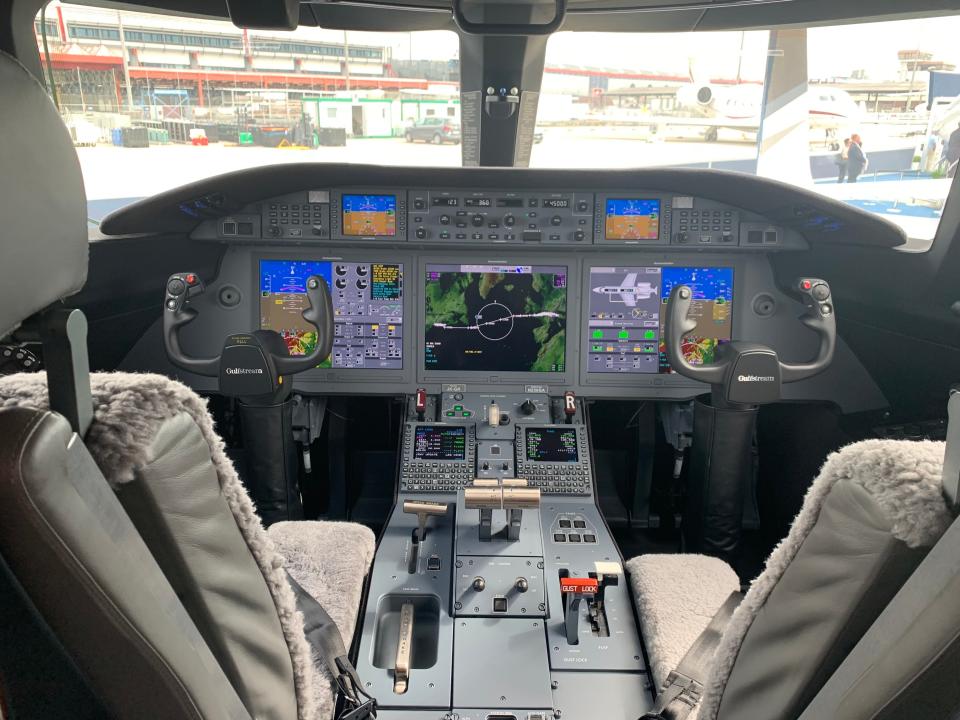 The cockpit of the G280.