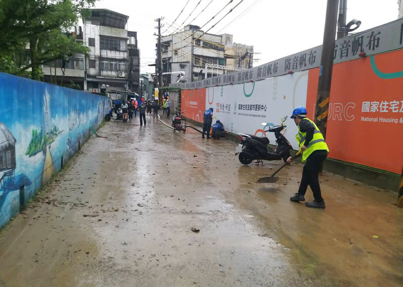 強降雨釀汐止社宅基地旁積淹水 國家住都中心18日表示，上午因強降雨造成社宅「崇 德好室」基地旁淹水，住都中心與汐止區公所各出動 2台抽水機，目前現場積水已處理完成，正進行路面 整理，稍後將開放道路通行。 （住都中心提供） 中央社記者陳俊華傳真  113年4月18日 