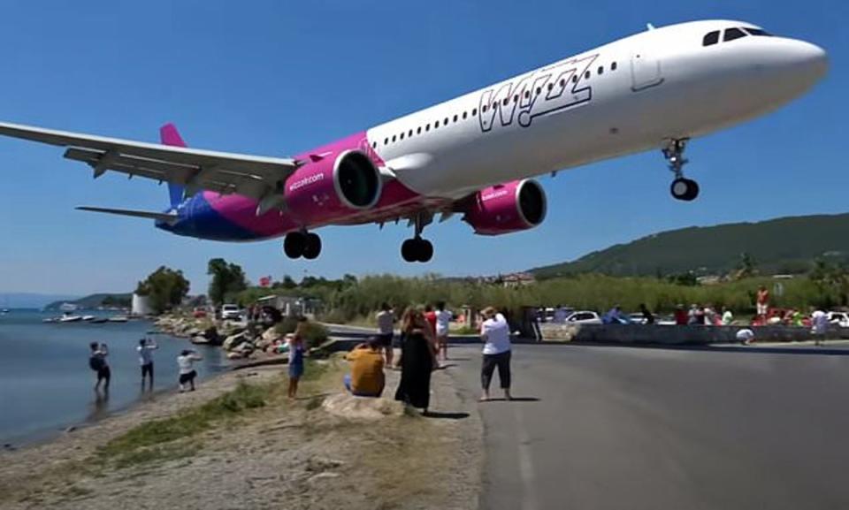 The jet flew shockingly low over the beach (YouTube/GreatFlyer)