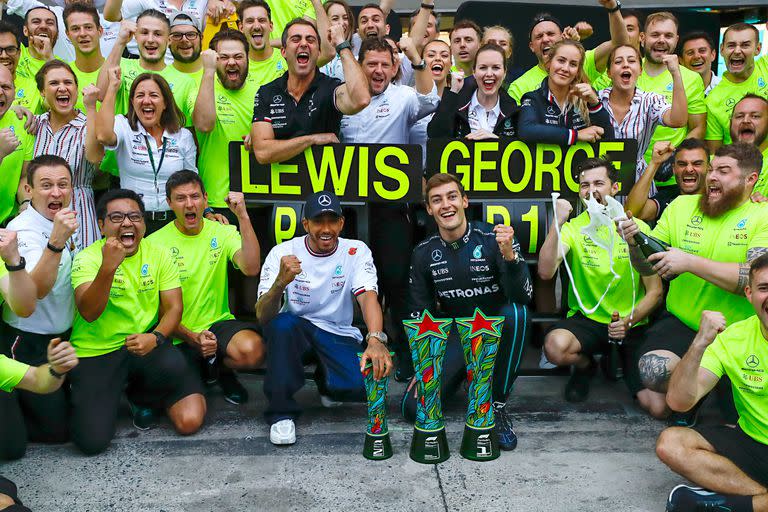 George Russell festeja junto a Lewis Hamilton y el resto del equipo Mercedes el 1-2 de las Flechas de Plata en el Gran Premio de Brasil