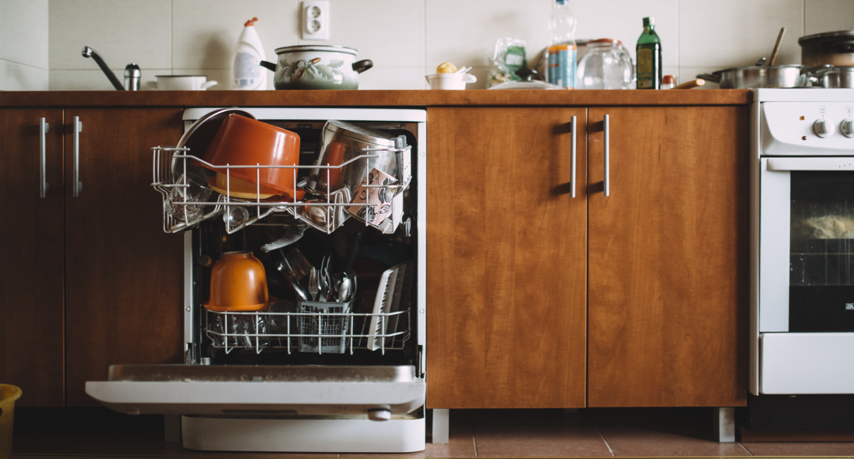 Should dishes be rinsed before they're loaded into the dishwasher? Experts weigh in. (Photo: Getty)