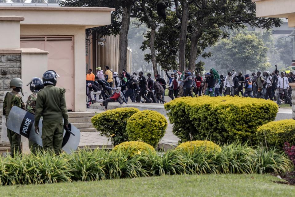 <span>Manifestantes entran en el Parlamento de Kenia durante las protestas el 25 de junio de 2024</span><div><span>LUIS TATO</span><span>AFP</span></div>