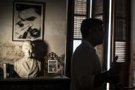 Una imagen enmarcada del héroe revolucionario cubano nacido en Argentina Ernesto "Che" Guevara cuelga de una pared junto a un busto del presidente estadounidense Abraham Lincoln en la casa de Gregory Biniowsky, un abogado y consultor canadiense que ha vivido y trabajado en Cuba durante más de 20 años, en La Habana, el lunes 19 de octubre de 2020. (AP Foto/Ramón Espinosa)