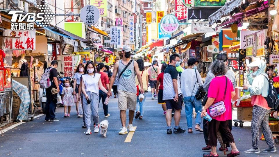 胸腔重症科醫生黃軒提醒，戶外擁擠的小吃店、公車也都有很高的傳染風險。（示意圖／shutterstock達志影像）