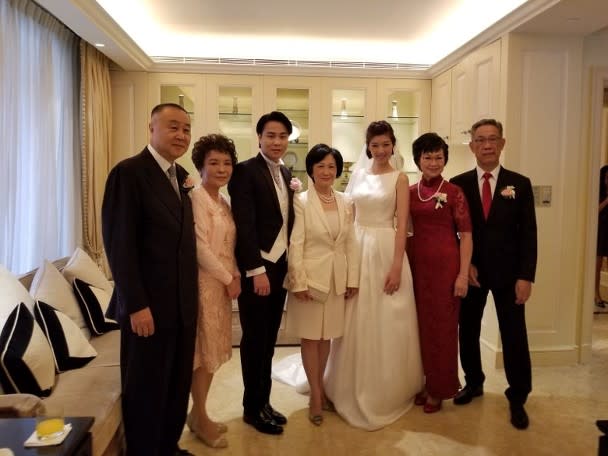 容海恩(右三)結婚當日，袁弓夷(左一)都有出席。