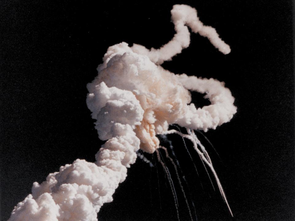 Challenger_explosion_wikimedia