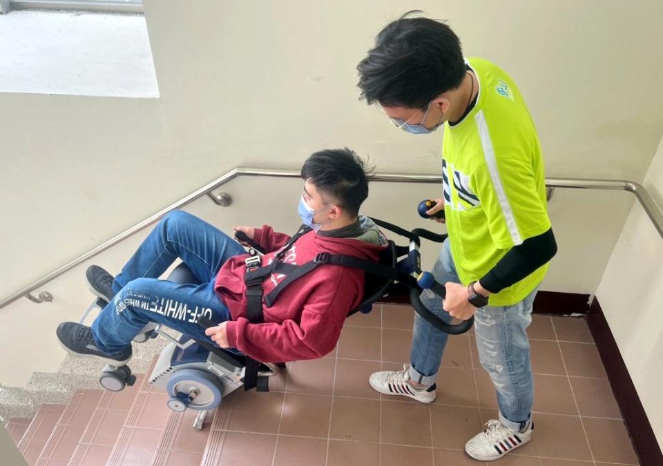 台南市政府委託惠山社會福利慈善事業基金會辦理爬梯機專人到宅上下樓服務。（社會局提供）