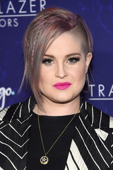 <p>Si quieres transmitir desinhibición, haz como Kelly Osbourne. Pide a tu estilista que transforme tu melena con un cabello <em>ombré</em> en gris, y que reparta algunas mechas en colores como el violeta y el naranja. “Estas mezclas, o el azul-violeta, rosa pastel-durazno, las veremos mucho”, dijo Serna. <em>Foto: Jamie McCarthy/Getty Images</em> </p>