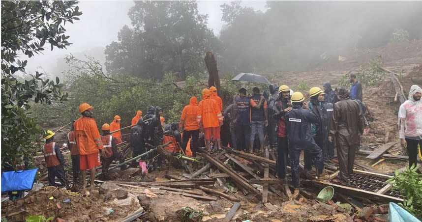 印度西部村落因連日暴雨引發土石流，超過百人被活埋在瓦礫堆下。（圖／達志／美聯社）