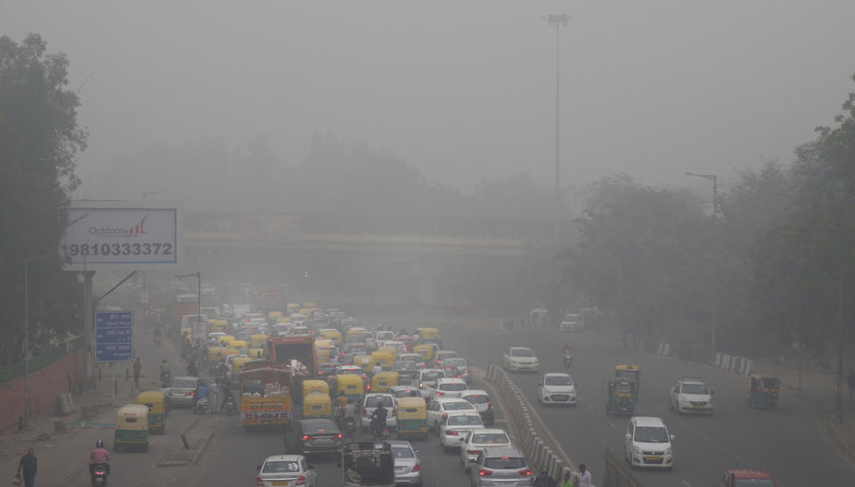 Fotografía del domingo 3 de noviembre de 2019 de vehículos esperando un semáforo bajo una espesa nube de smog en Nueva Delhi, India. (AP Foto/Manish Swarup)