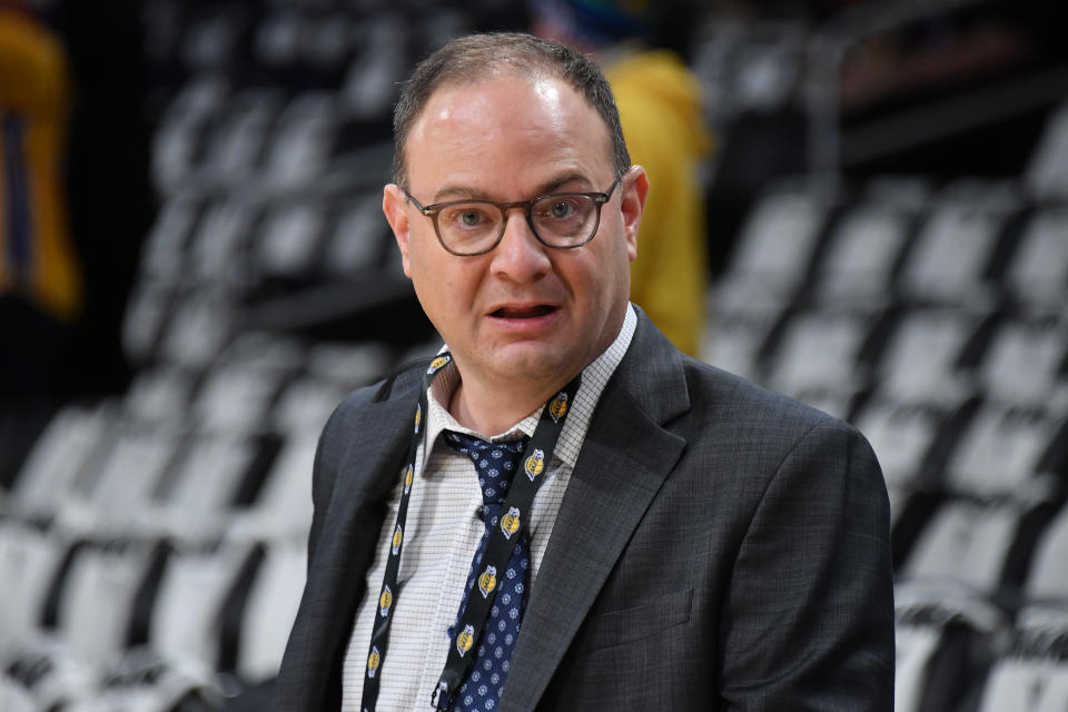 LOS ANGELES, CALIFORNIA - 25 DESEMBER: Adrian Wojnarowski menghadiri pertandingan basket antara Los Angeles Lakers dan Boston Celtics di Crypto.com Arena pada tanggal 25 Desember 2023 di Los Angeles, California. CATATAN UNTUK PENGGUNA: Pengguna secara tegas mengakui dan setuju bahwa, dengan mengunduh dan atau menggunakan foto ini, Pengguna menyetujui syarat dan ketentuan Perjanjian Lisensi Getty Images. (Foto oleh Allen Berezovsky/Getty Images)