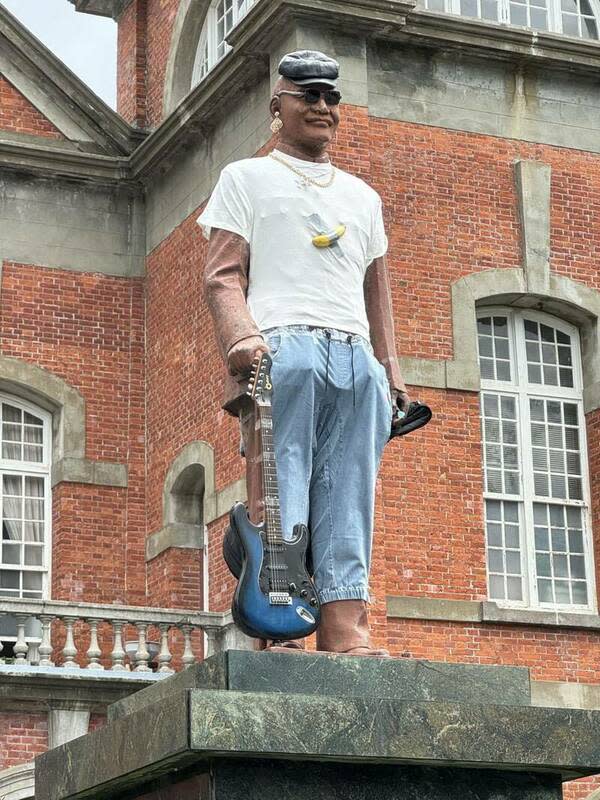 建國中學蔣介石銅像被學生換裝，變得相當吸睛。   圖：建中第76屆畢業典禮籌備會 / 提供
