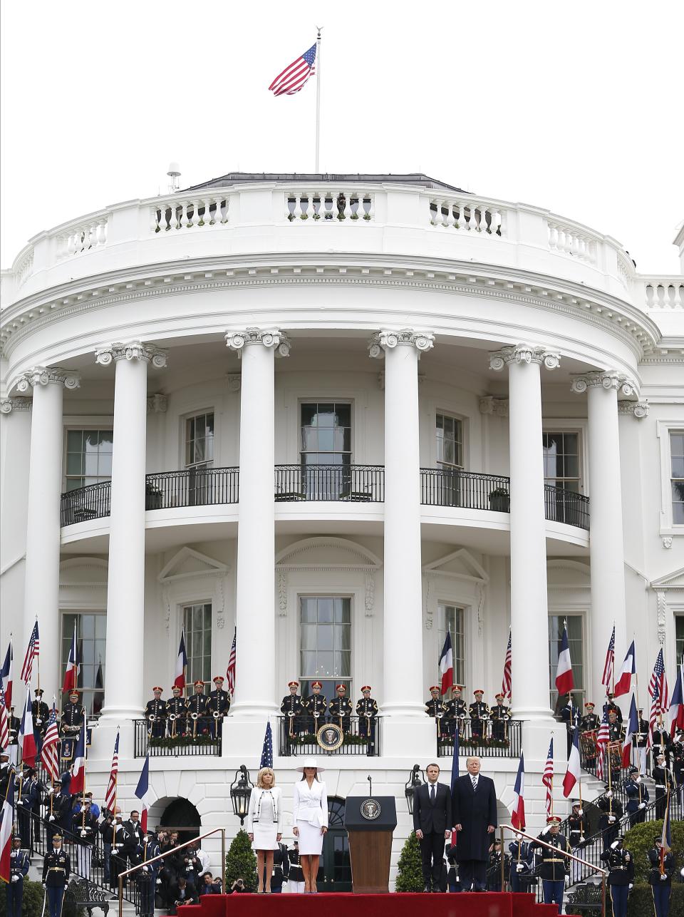 (FOTOS) Doble beso francés y mucha pompa: así recibió Trump a Macron en la Casa Blanca