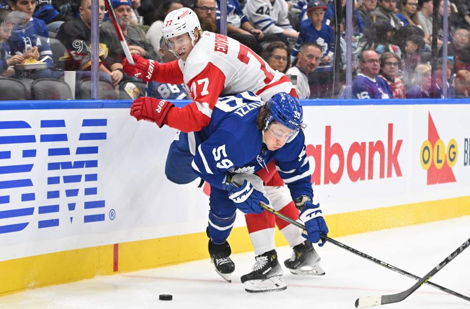 Der Verteidiger der Detroit Red Wings, Simon Edvinsson (77), überprüft den Stürmer der Toronto Maple Leafs, Tyler Bertuzzi (59), im dritten Drittel am Donnerstag, 5. Oktober 2023, in der Scotiabank Arena in Toronto.