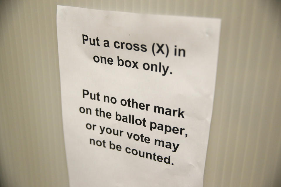 A sign gives voting instructions in a voting booth at a polling station for the Referendum on the European Union in north London, Britain, June 23, 2016.   REUTERS/Neil Hall 