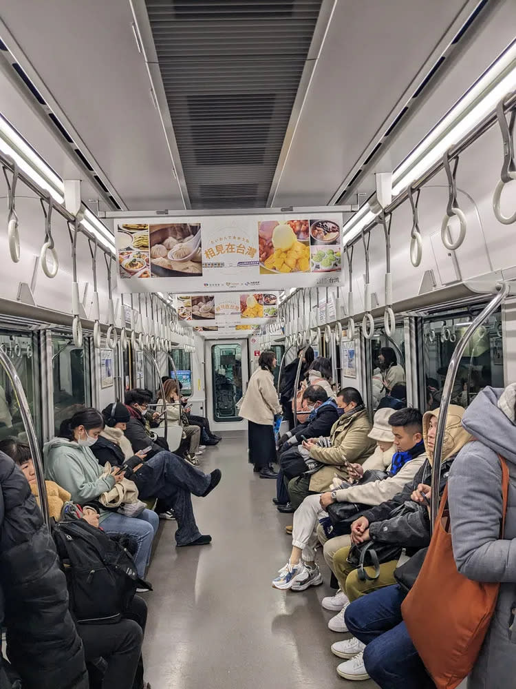 更有網友在大阪電車上看到許多台灣相關的廣告，網友寫道：「2週前大阪環球回市區拍的，車內有台灣相關的廣告。」翻攝《路上觀察學院》社團