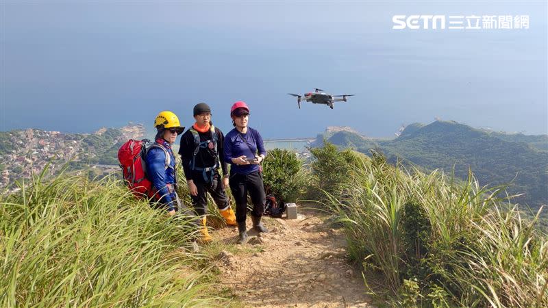 搜救人員透過空拍機加大搜索範圍。（圖／翻攝畫面）