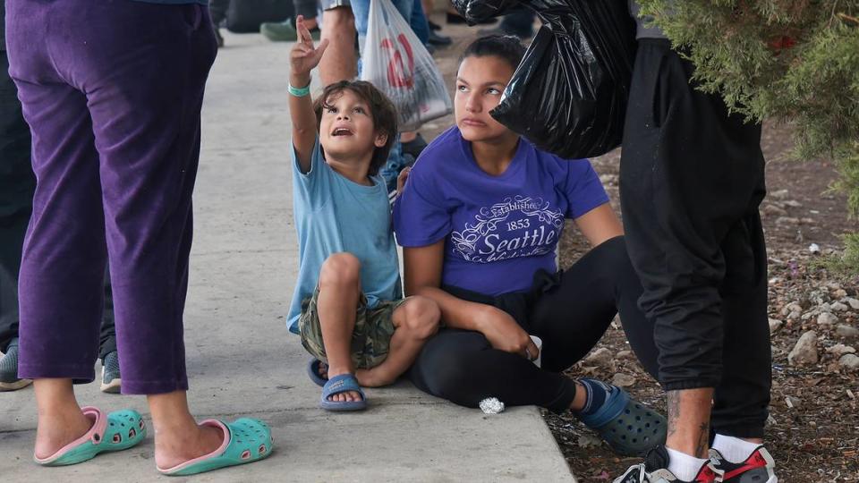 Los migrantes llegan y salen del Centro de Recursos para Migrantes en San Antonio después de cruzar la frontera entre México y Estados Unidos en Eagle Pass, Texas.