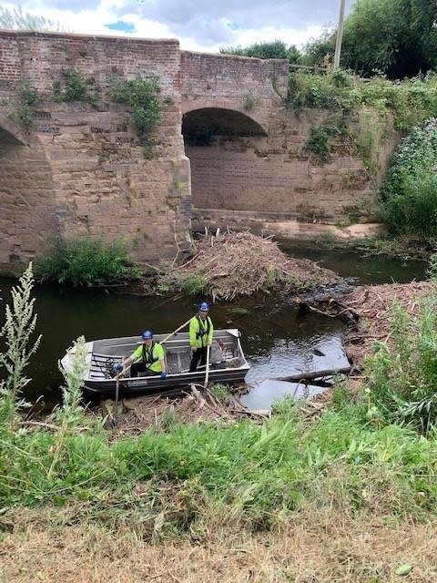Worcester News: OBRA: Se usó un bote en la operación para limpiar los escombros de la inundación del río Teme cerca del puente viejo de Powick. 