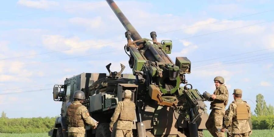 Ukrainian soldiers use a Western-made howitzer