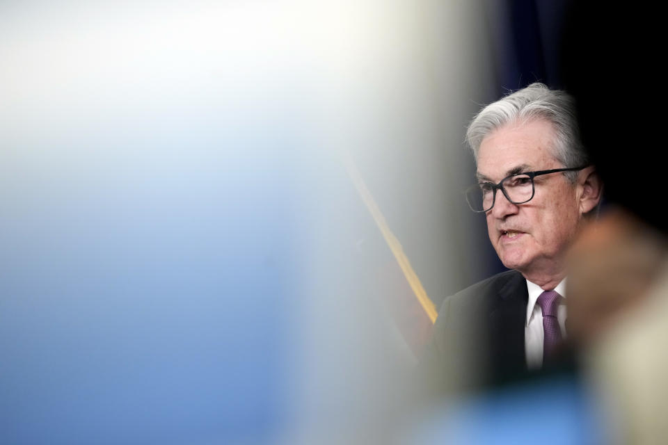 WASHINGTON, DC – július 27.: Jerome Powell, az amerikai jegybank igazgatótanácsának elnöke a Szövetségi Nyíltpiaci Bizottság (FOMC) ülését követő sajtótájékoztatón beszél a Federal Reserve székhelyén, 27. július 2022-én Washingtonban. Powell bejelentette, hogy a Federal Reserve háromnegyed százalékponttal emeli a kamatokat. (Fotó: Drew Angerer/Getty Images)