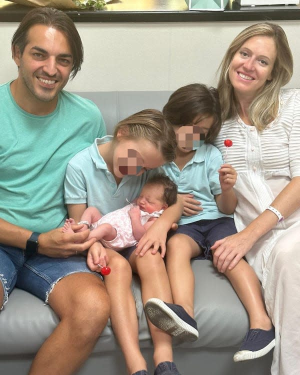 Andrea Prat con sus tres hijos y su marido 