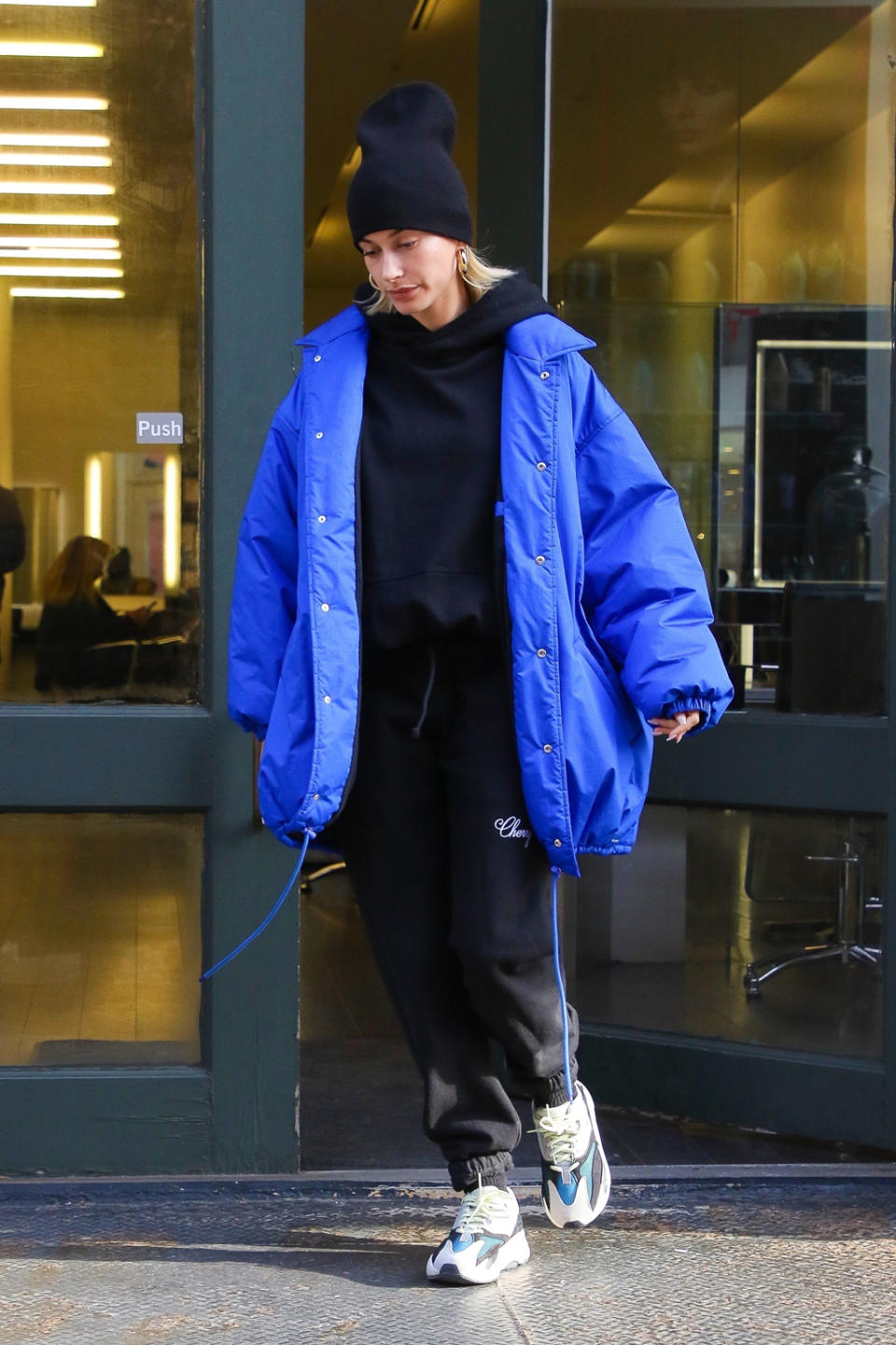 Hailey Baldwin en doudoune oversized