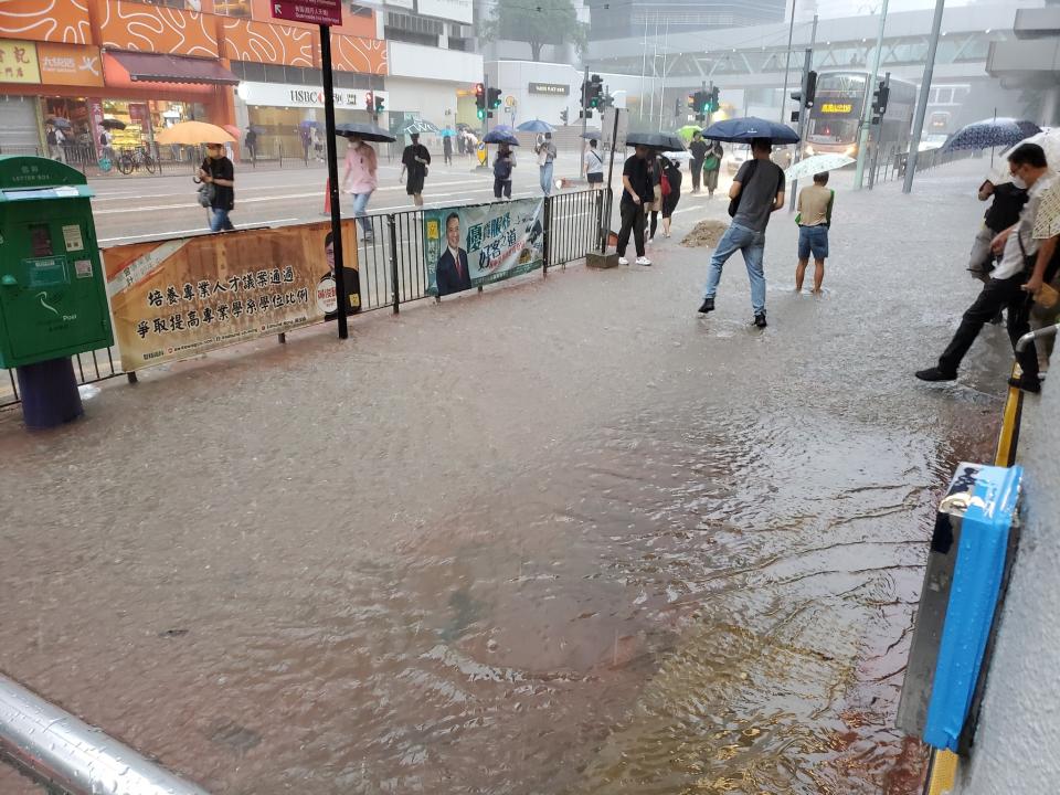 鰂魚涌港鐵站 A 出口外出現水浸。