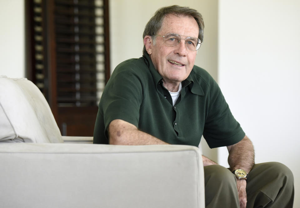 El ex hombre rana de la Armada Clancy Hatleberg, la primera persona que saludó a los astronautas de la Apolo 11 tras regresar de su alunizaje, fotofrafiado en su casa de Laurel, Maryland, el 11 de julio del 2019. (AP Photo/Steve Ruark)