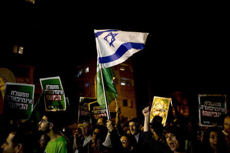 Left-wing Israeli protesters participate in a demonstration against the government which they say is responsible for a recent rise in Palestinian-Israeli violence, outside Israeli Prime Minister Benjamin Netanyahu's residence in Jerusalem October 10, 2015. REUTERS/Ronen Zvulun