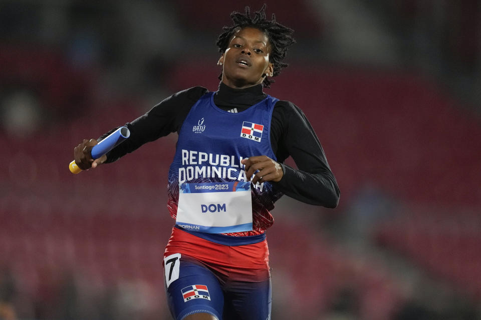 La dominicana Marileidy Paulino cruza la meta al ganar el relevo 4x400 mixto en el atletismo de los Juegos Panamericanos en Santiago, Chile, el lunes 30 de octubre de 2023. (AP Foto/Natacha Pisarenko)