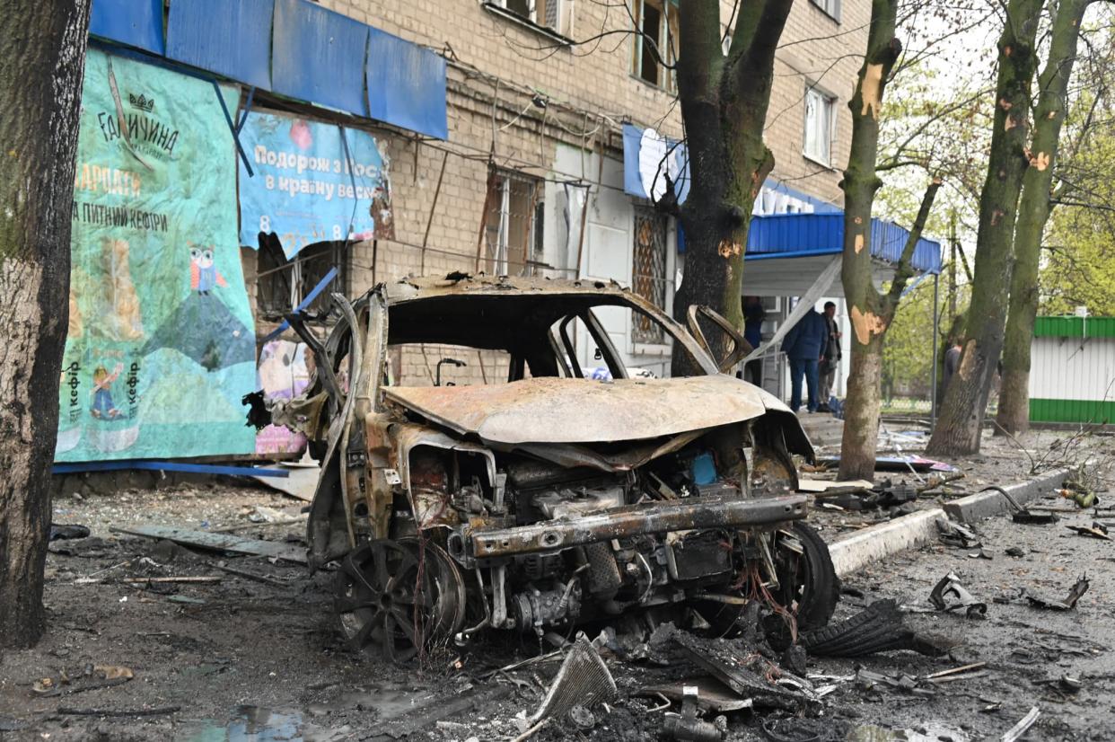 Véhicule calciné après un bombardement, le 18 avril 2022, à Kharkiv. (Photo d'illustration) - Sergey Bobok