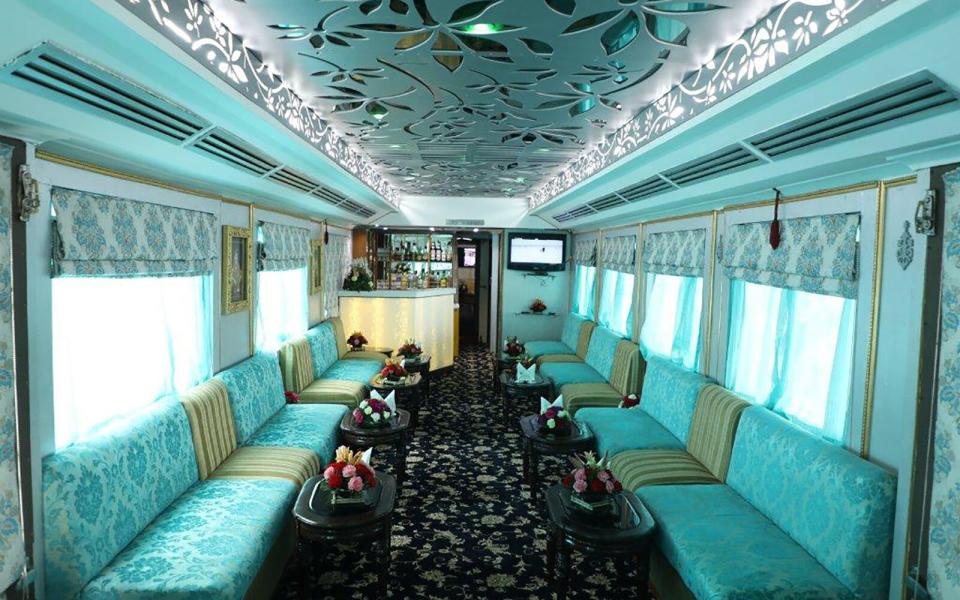 Bar on board the Palace on Wheels luxury train in India