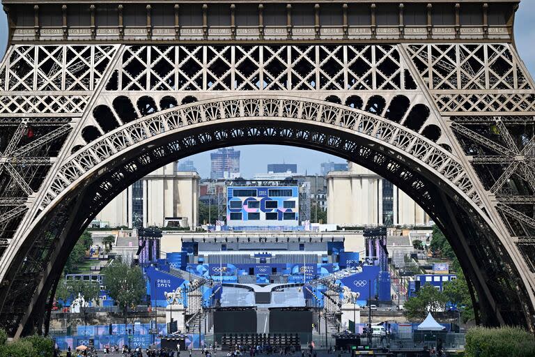 En primer plano, la torre Eiffel; más atrás, Trocadero, donde finaliza la Apertura de París 2024