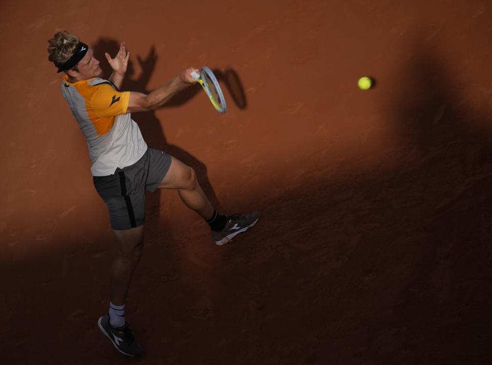 Spain's Alejandro Davidovich Fokina plays a return to Argentina's Federico Delbonis during their fourth round match on day 8, of the French Open tennis tournament at Roland Garros in Paris, France, Sunday, June 6, 2021. (AP Photo/Christophe Ena)