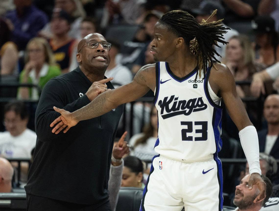 Sacramento Kings coach Mike Brown talks with guard Keon Ellis (23) on Tuesday.