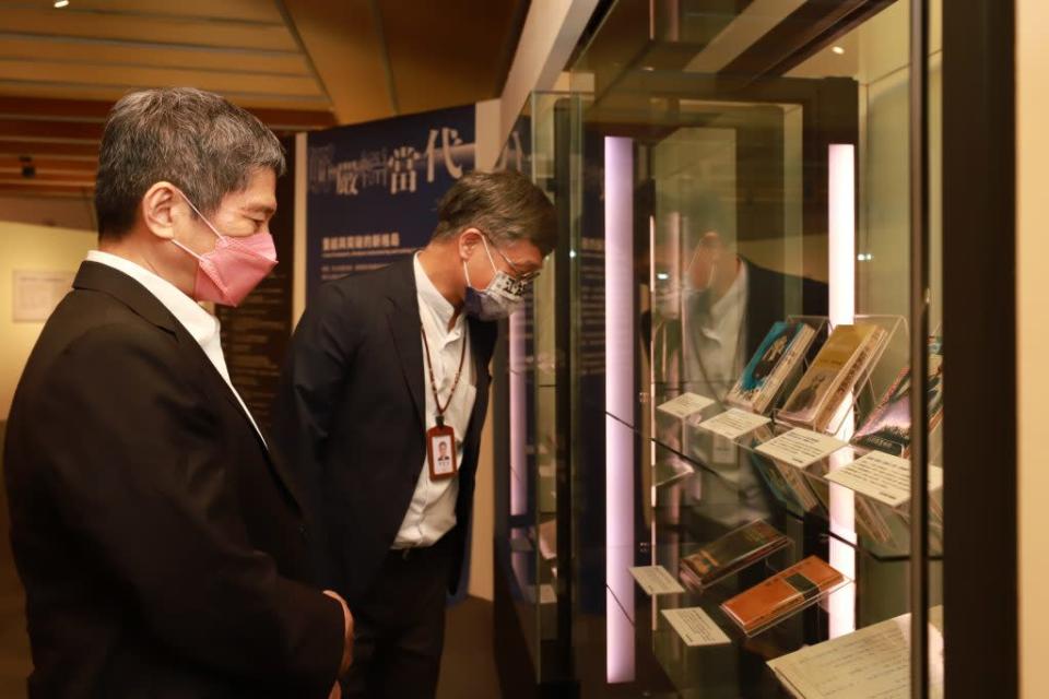 台文館推出「江湖有字在—台灣人文出版史特展」，左為文化部長李永得。（記者林雪娟攝）