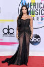 <p>Demi Lovato entschied sich für eine semitransparente, schwarze Abendrobe von Ester Abner. Das halterlose Kleid und ihre lange schwarze Mähne verliehend der Sängerin eine verführerische Ausstrahlung. (Photo: Getty Images) </p>