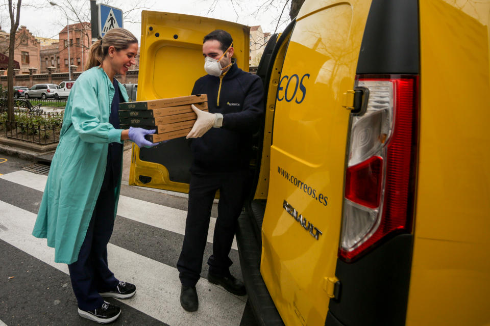 Doctora recibe pedido (Foto Europa Press News/Europa Press via Getty Images)