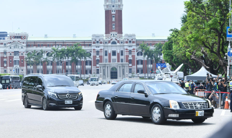 美國眾議院議長裴洛西訪台，總統蔡英文3日於台北賓館設宴招待，圖為裴洛西車隊前往台北賓館。（圖／王德為）