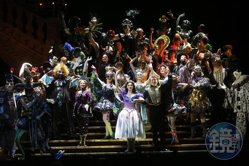 音樂劇《歌劇魅影》的〈化裝舞會〉有20多位演員同時上場，非常搶眼。