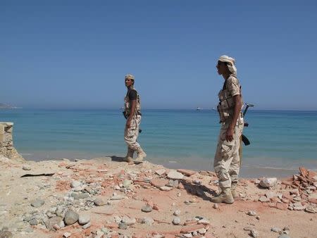 UAE-backed Yemeni soldiers stand sentry on Mukalla coasts in southern Yemen April 22, 2017. Picture taken April 22, 2017. REUTERS/Aziz El Yaakoubi