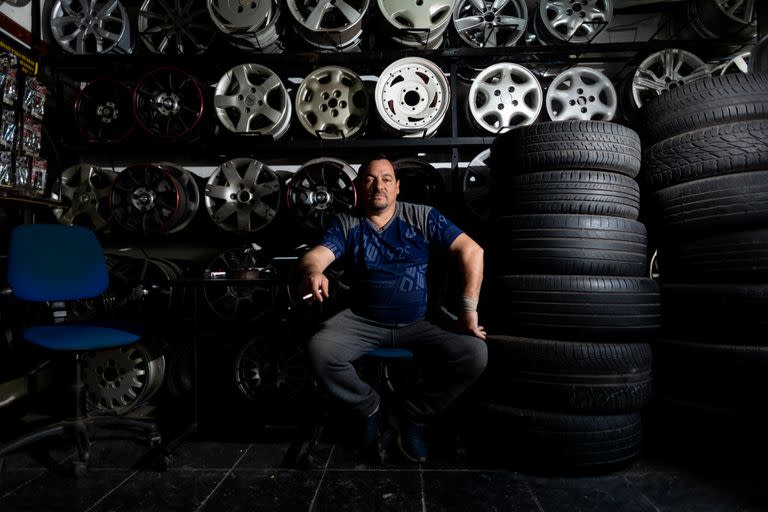 Wilson, en su gomería en el polo automovilístico de Warnnes, durante el paro de los trabajadores del neumático