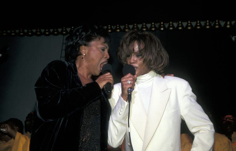 Jennifer Lewis, left and Whitney Houston. - Photo: Ron Galella, Ltd./Ron Galella Collection (Getty Images)