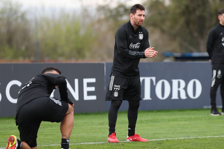 Lionel Messi, durante la práctica del seleccionado este martes en Ezeiza, con miras al encuentro del jueves con Bolivia por las eliminatorias para el Mundial Qatar 2022; a la mañana los jugadores fueron hisopados, pero aún se desconoce el resultado de los análisis.